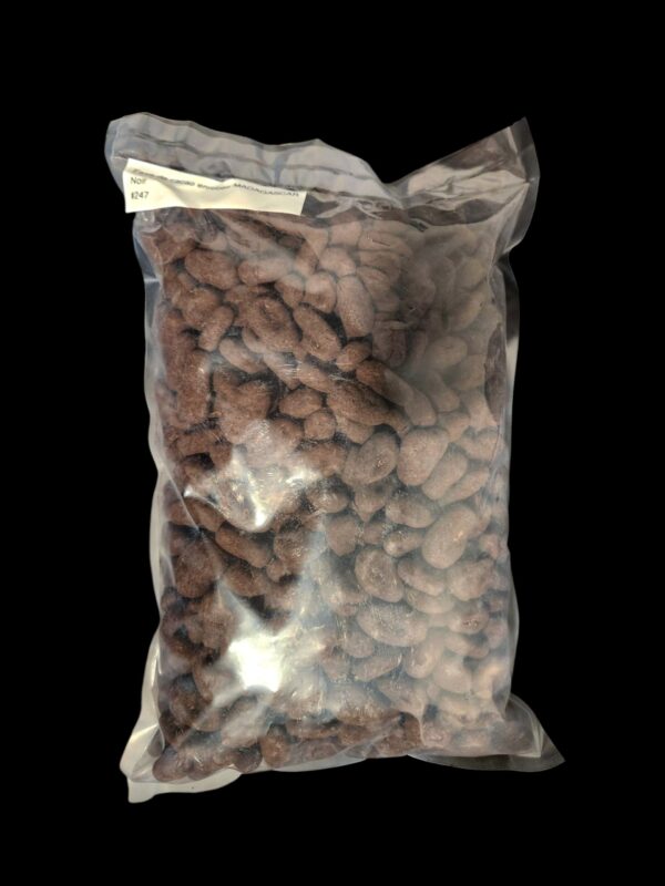 Madagascar cocoa beans coated in 70% dark chocolate (packaged in bags) To be packaged - 12 boxes